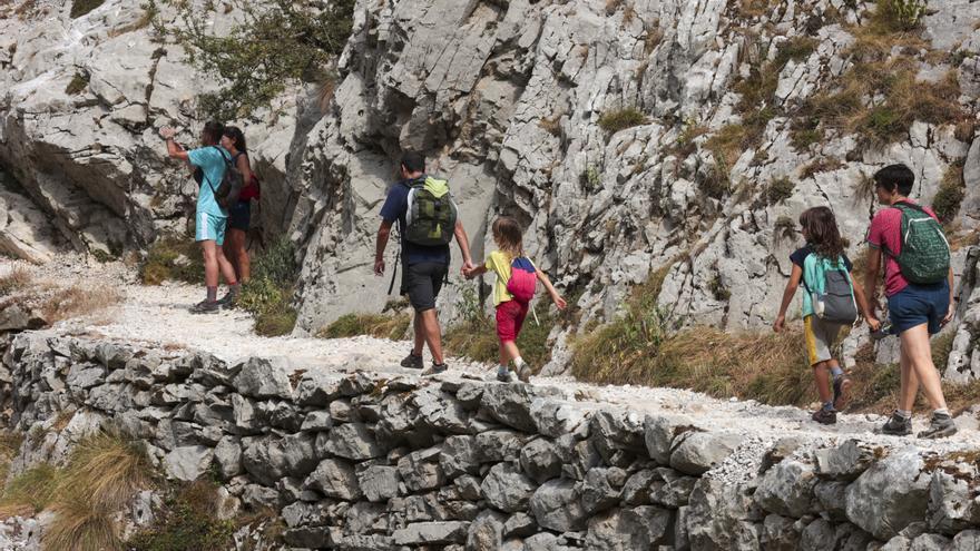 El estudio que pide poner coto a la masificación de la ruta del Cares: este sería el cupo diario de senderistas