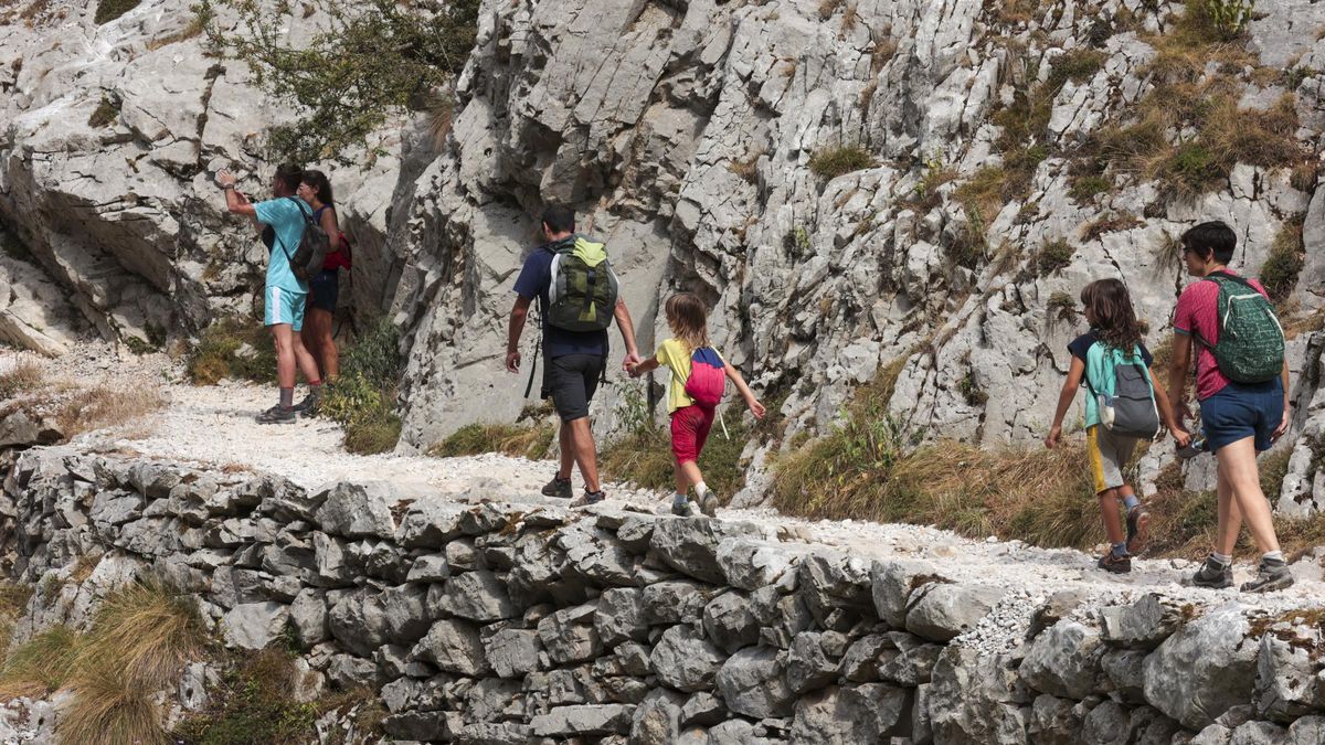 Excursionistas en la ruta de El Cares en una foto de archivo.