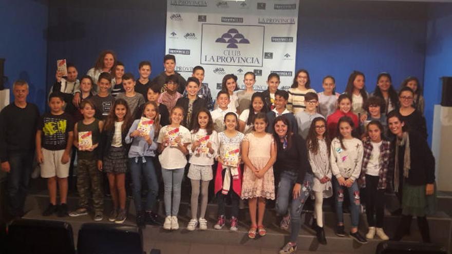 Foto de familia de los alumnos y demás protagonistas del encuentro en el Club LA PROVINCIA.