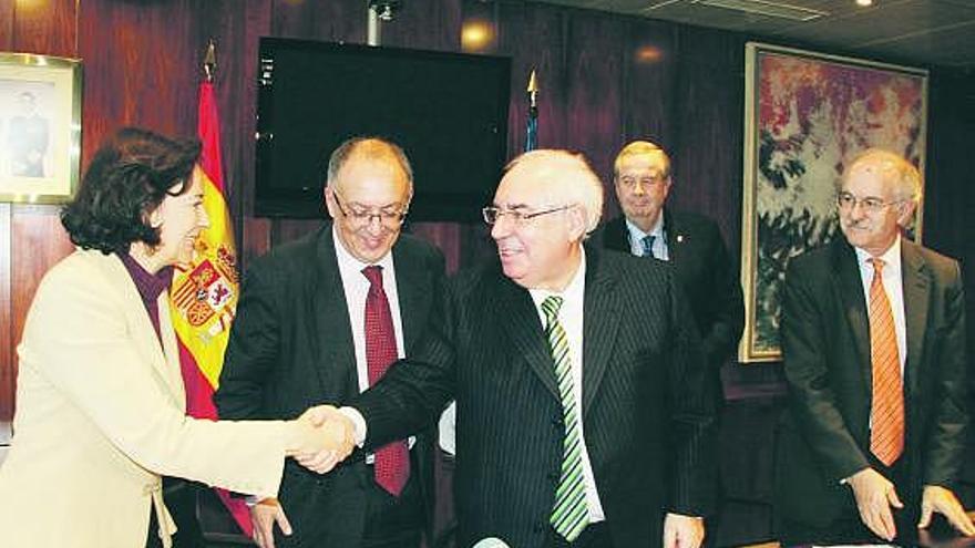 Concepción Gutiérrez saluda a Areces, ante la presencia de González Laxe, con Menéndez Rexach a la derecha de la mesa y González Buendía al fondo, el pasado lunes, en la sede de Puertos del Estado.