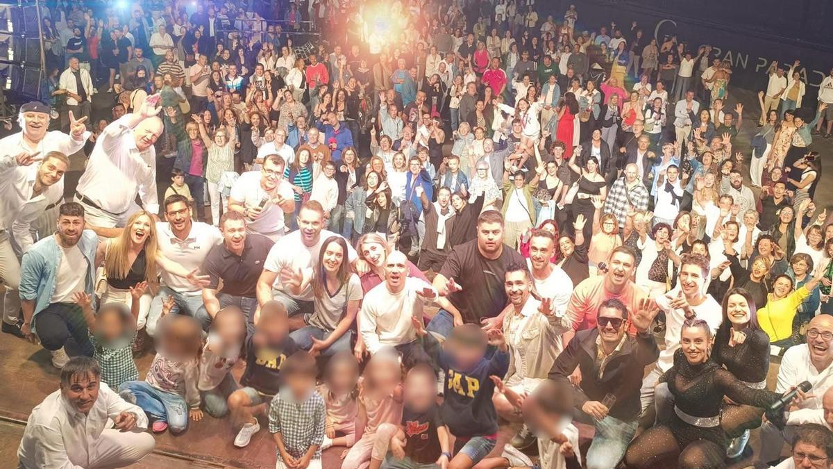 En primera fila, miembros de la comisión de fiestas de San Mamede de Carnota.