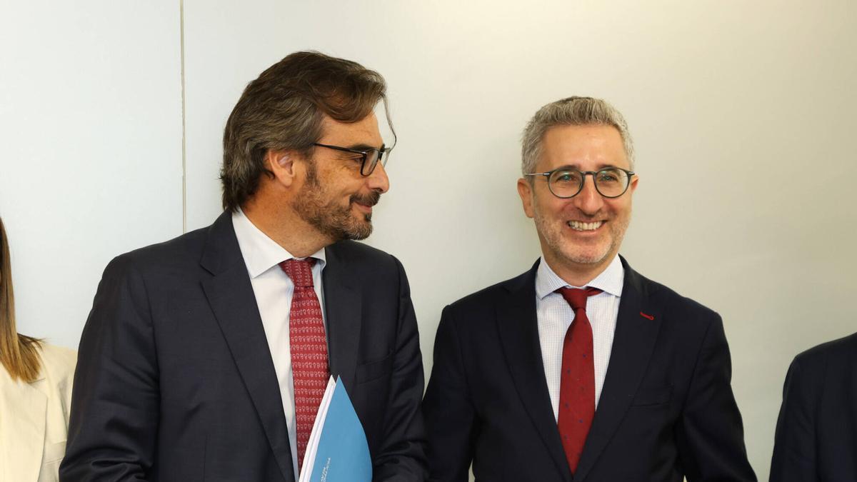 Reunión del entonces secretario de Estado (ahora ministro de Hacienda), Arcadi España, y el conselleiro de Presidencia, Diego Calvo, el pasado año.
