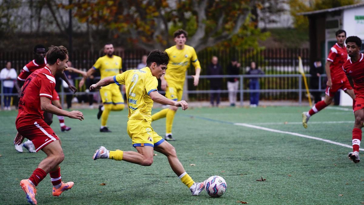 Gabri Bestard xuta a porteria davant la presència d'Albert de Verdonces
