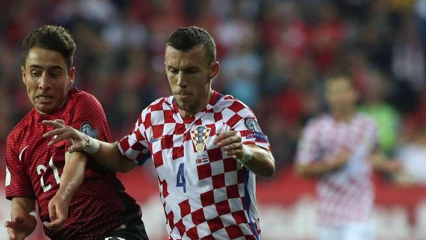 El céltico Emre Mor pugna por el balón con un jugador de Croacia, en el partido de ayer. // Umit Bekta