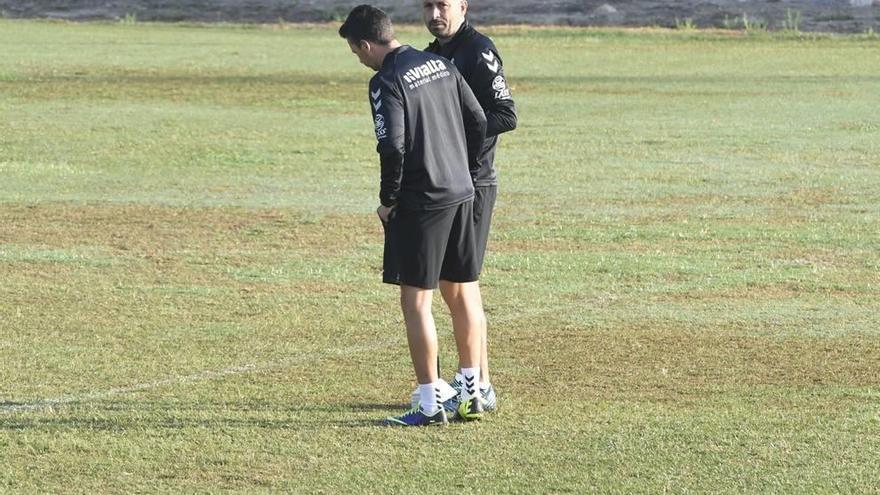 Manolo Herrero junto a su segundo, Andrés Marín, donde puede apreciarse que el césped de Cobatillas tiene más color marrón que verde.