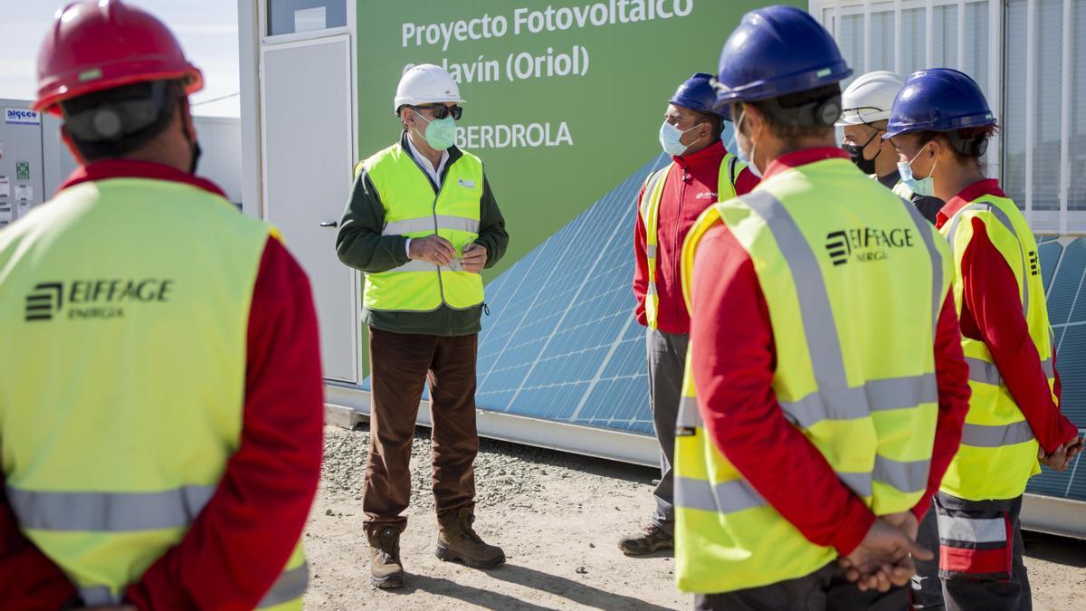 Juan Ignacio Galán se dirige a los trabajadores de la fotovoltaica de Ceclavín.