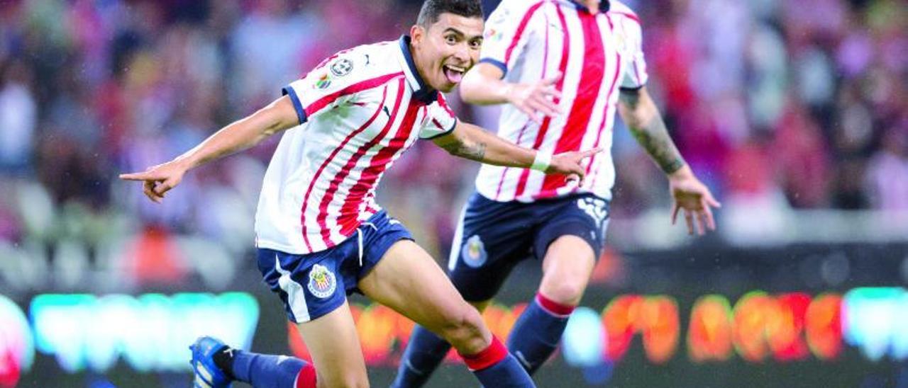 Orbelín Pineda celebra un gol durante su etapa con el Chivas de Guadalajara. |  // EFE