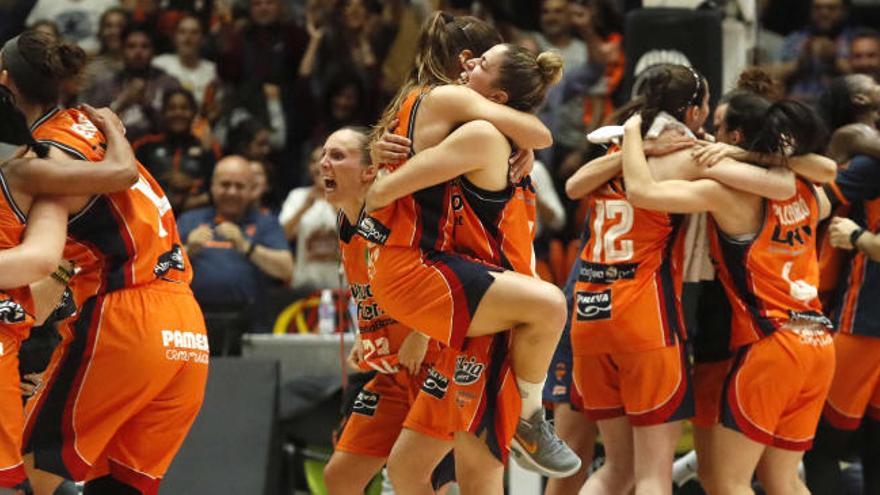 Celebración por el ascenso logrado en la Fonteta