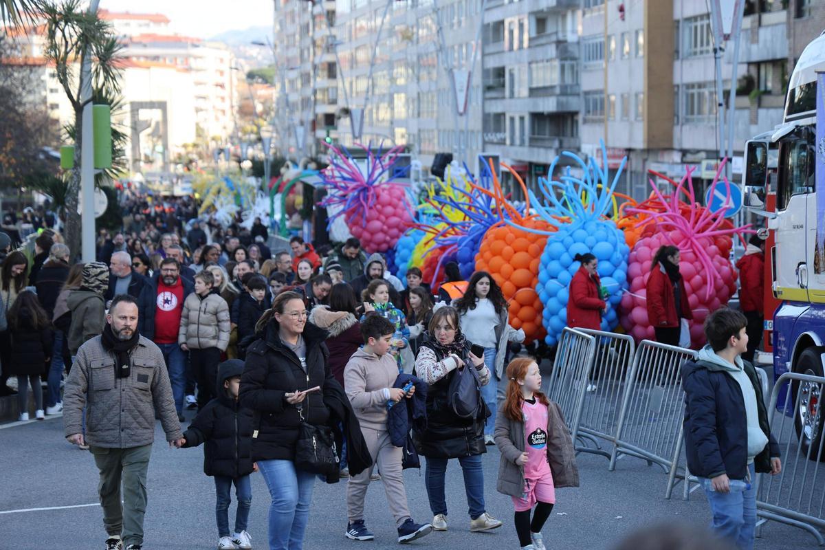 Mucho colorido y más caramelos en la Cabalgata de los Reyes Magos en Vigo