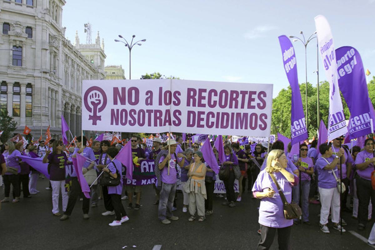 Unes feministes, a la manifestació contra les retallades del Govern d’aquest diumenge.