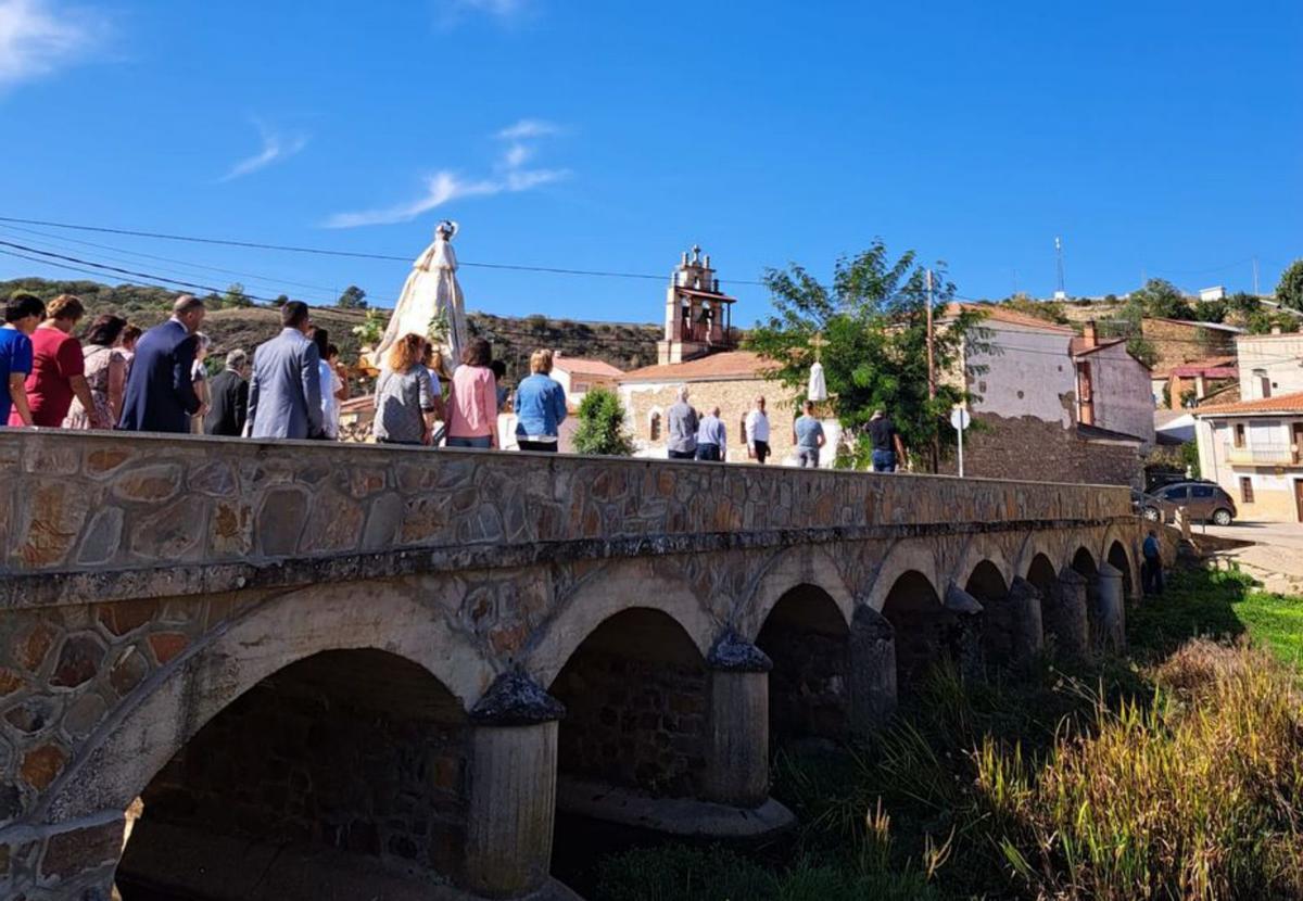 Procesión de la Virgen del Rosario a su paso por el puente de Valer. | Ch. S. 