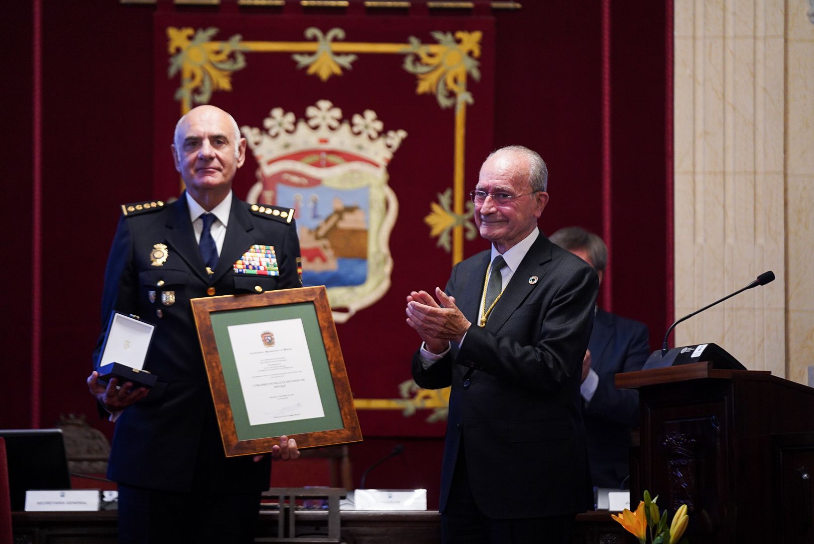 La Policía Nacional recibe la Medalla de la Ciudad y el nombramiento de Hija Adoptiva de Málaga.