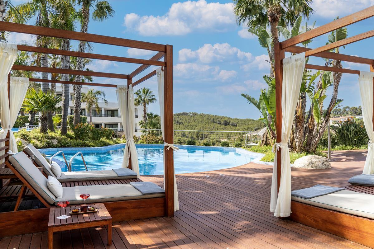 Zona de piscinas y hamacas.