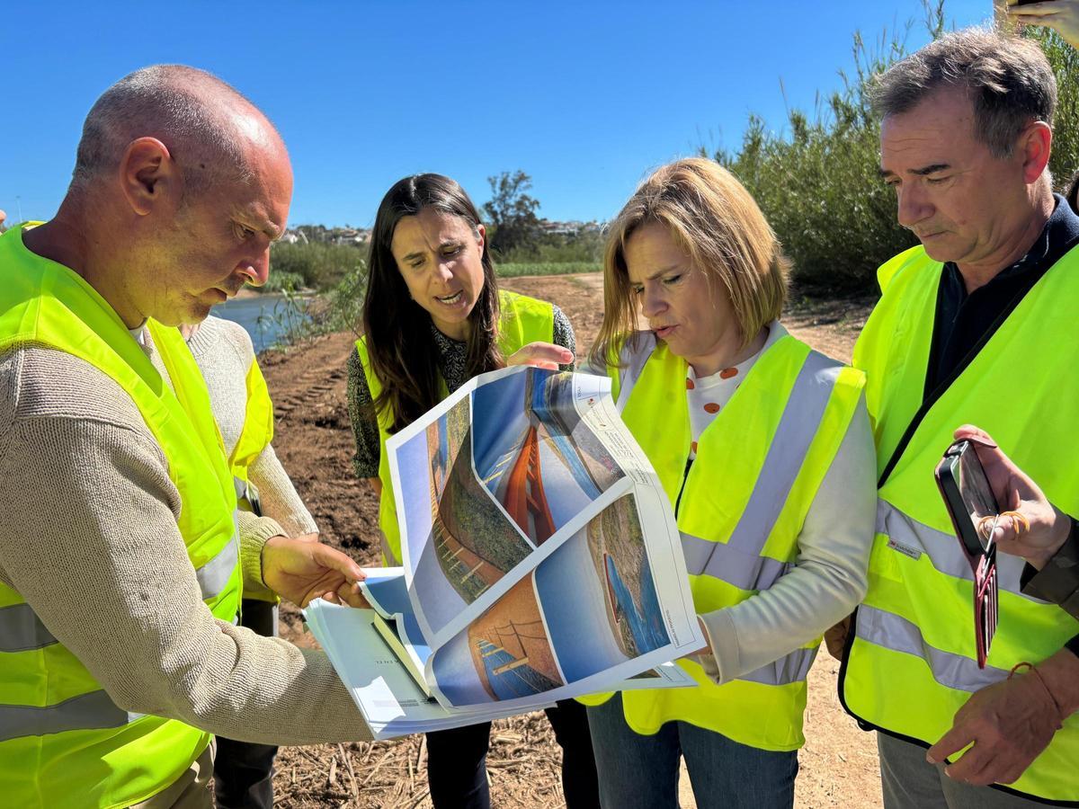 Pilar Bernabé y Robert Raga visualizan los prototipos de las nuevas pasarelas.