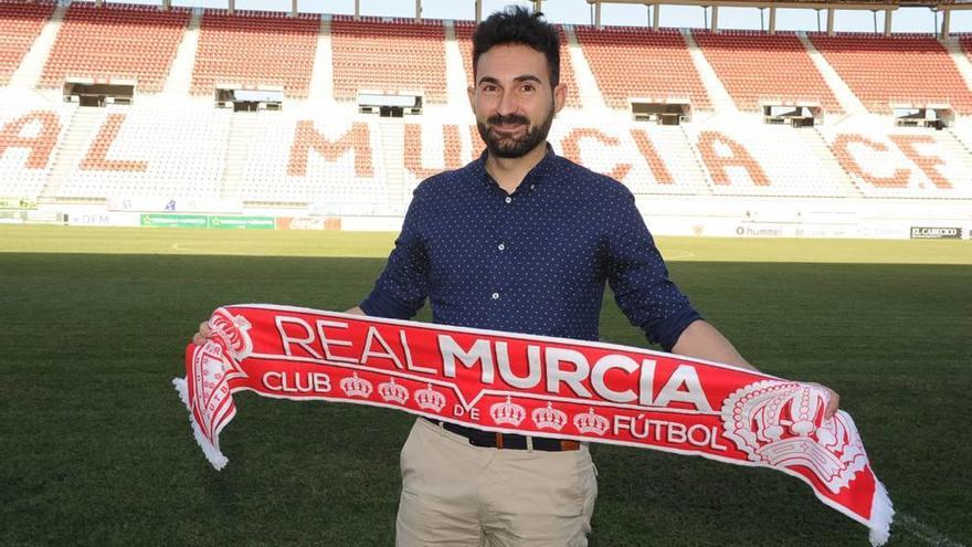 Guillermo Fernández Romo se convirtió ayer en nuevo secretario técnico del Real Murcia para la próxima temporada.