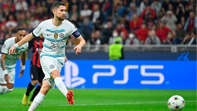 Jorginho. El jugador del Chelsea es una de las opciones más reales. Su condición de agente libre en 2023 si termina por no renovar con los londinense le coloca entre los grandes candidatos a sustituir el 5 del Barça.