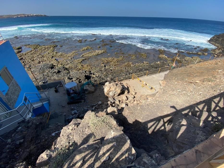 Cae una ladera junto a la playa del Agujero, en Gáldar