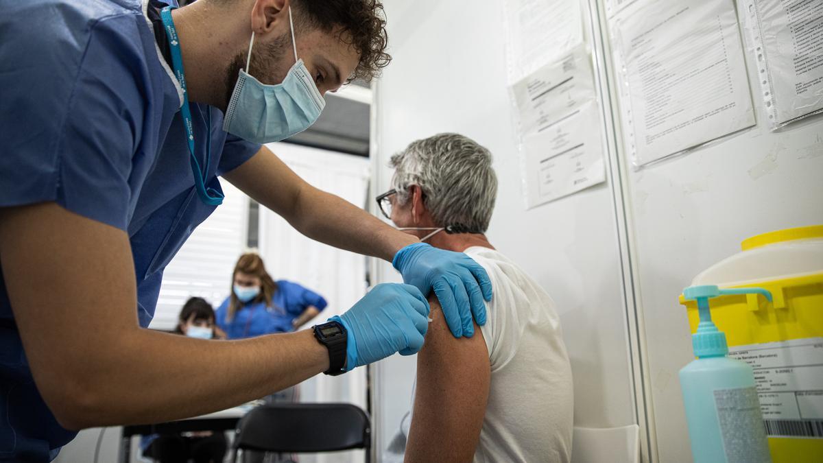 BARCELONA 27/12/2021 Sociedad. Ali vacuna a todos los pacientes con la segunda dosis. El conseller Argimon preside el acto con motivo del aniversario de la vacunación del COVID-19 y del reconocimiento a los profesionales sanitarios. Barcelona (Barcelonès) FOTO de ZOWY VOETEN