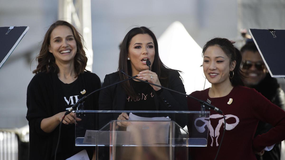 Natalie Portman y Eva Longoria en la marcha contra la violencia sexual en Los Ángeles