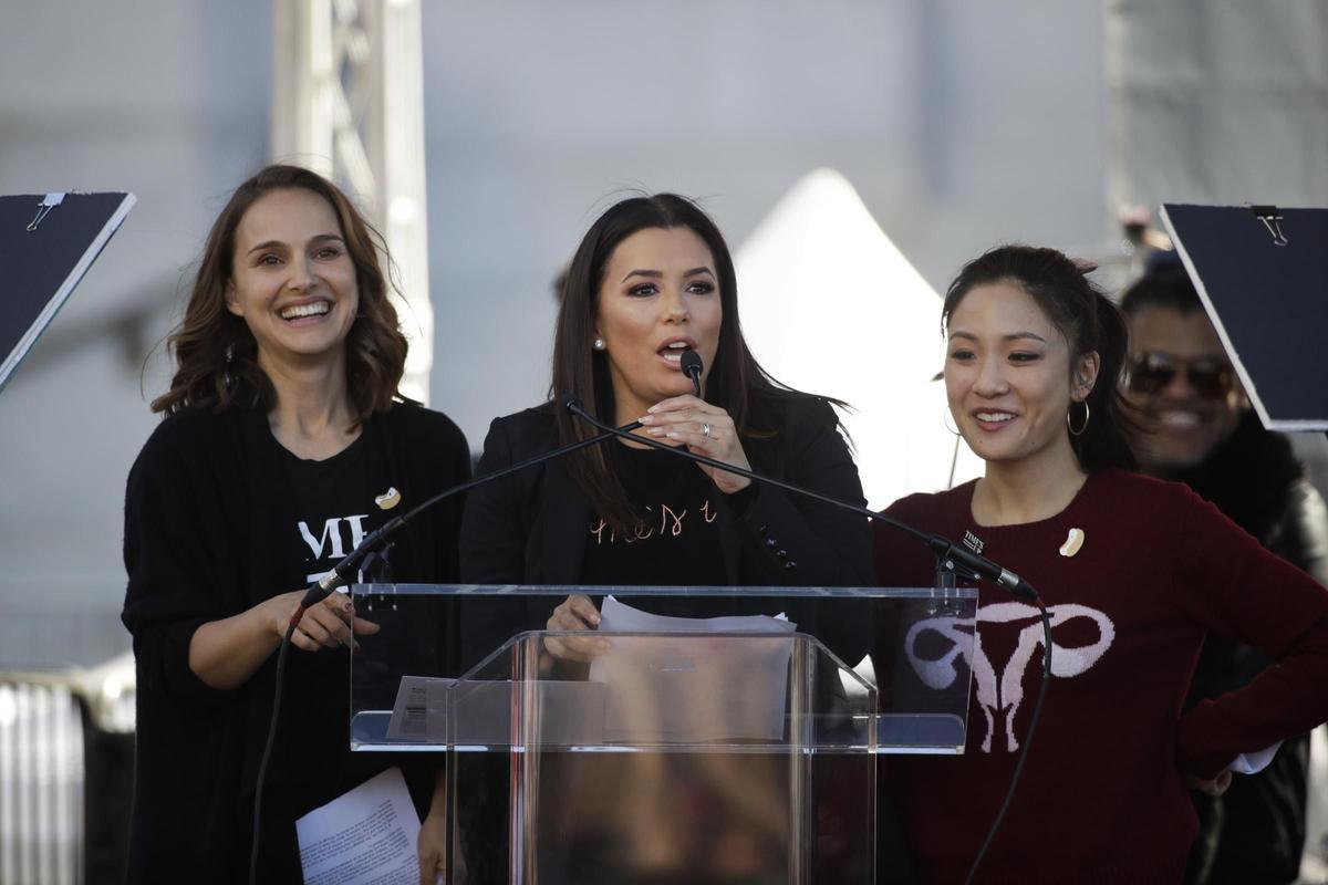 Natalie Portman y Eva Longoria en la marcha contra la violencia sexual en Los Ángeles