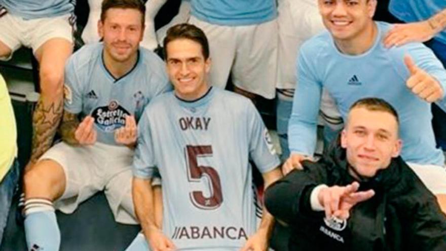 Denis posa con la camiseta de Okay. // RC Celta