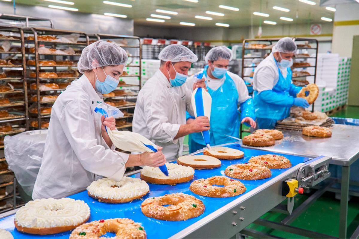 Los pasteleros rellenan los roscones de nata