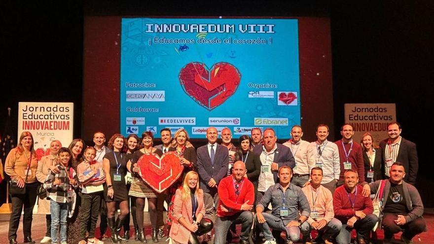 Foto de familia durante las VIII Jornadas Educativas Innovaedum que tuvieron lugar en el Auditorio y Centro de Congresos Víctor Villegas. | L.O.