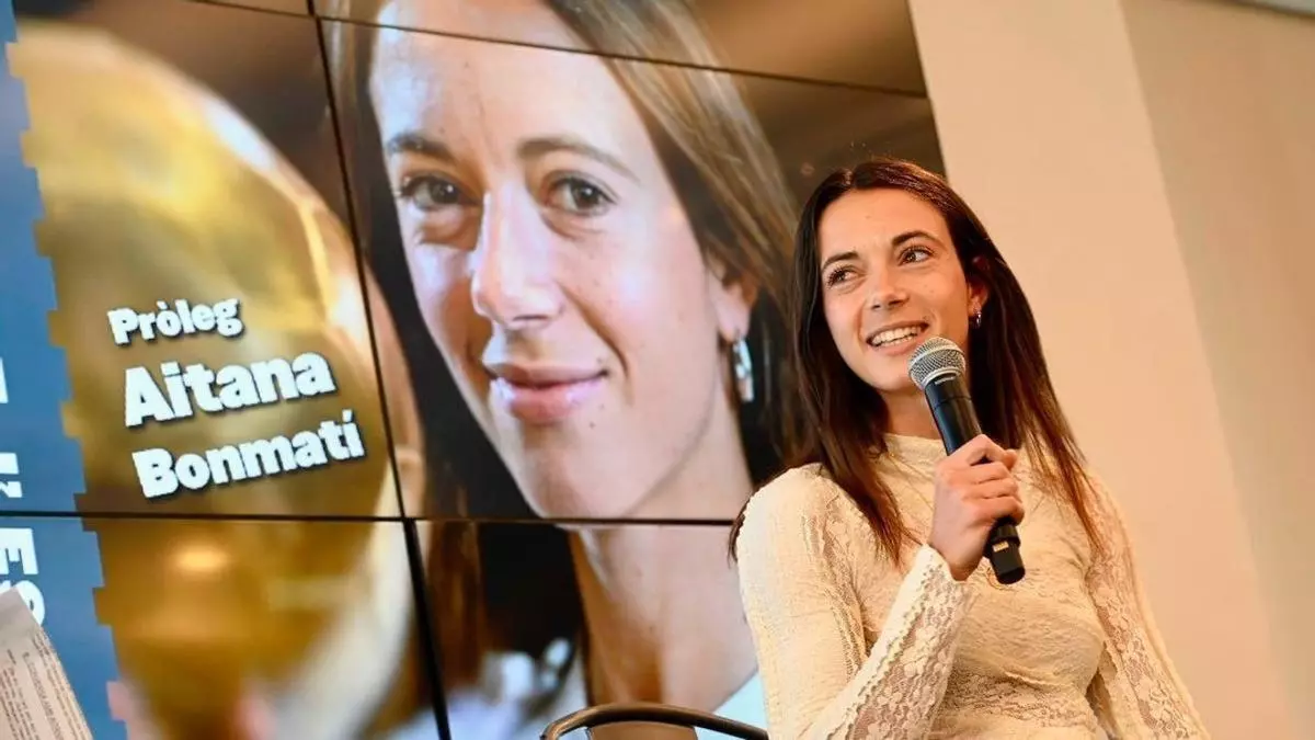 Aitana: "Nos llaman hero赤nas, pero nosotras solo chutamos un bal車n; las hero赤nas sois vosotras"