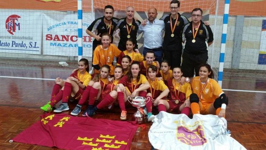 Las jugadoras de la selección murciana, con el trofeo.