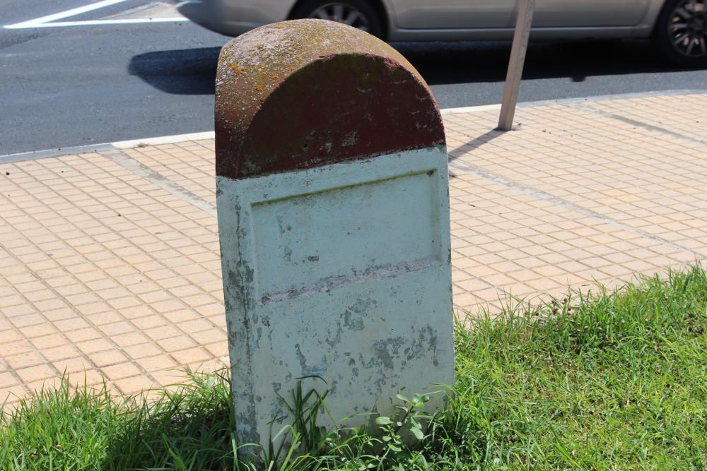 Kilómetro 5 de la Nacional 340, a la salida de Casas de Bárcena. En bastante buen estado (como los que se pueden ver antes en Tavernes Blanques y Bonrepos i Mirambell)