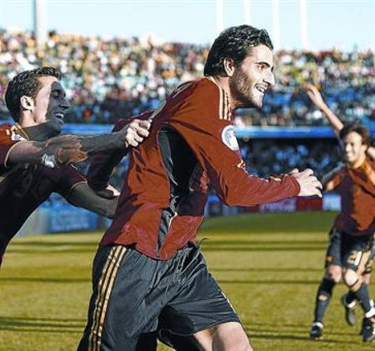 Arbeloa i Silva van a felicitar Güiza després del segon gol del davanter de Jerez, ahir a Rustemburg. Arbeloa i Silva van a felicitar Güiza després del segon gol del davanter de Jerez, ahir a Rustemburg.