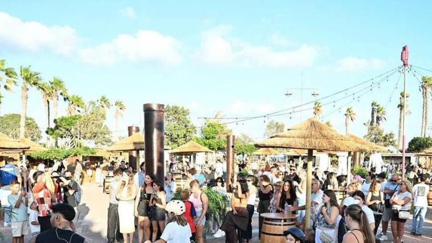 El Parque Temático de Arrecife estrena la primera terraza pública de Lanzarote y reúne a cientos de familias