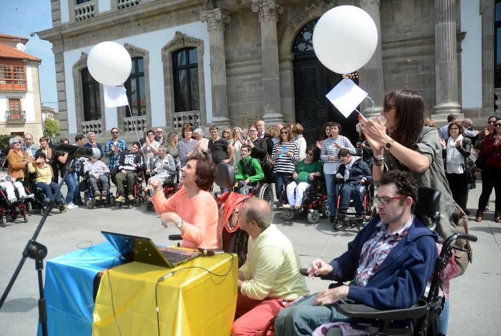 Globos para pedir integración en Pontevedra