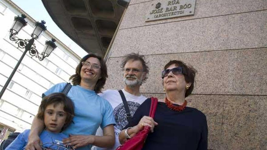 Macamen Blanco, con uno de sus hijos, su esposa y uno de sus nietos ante la placa de la calle. / A. Irago