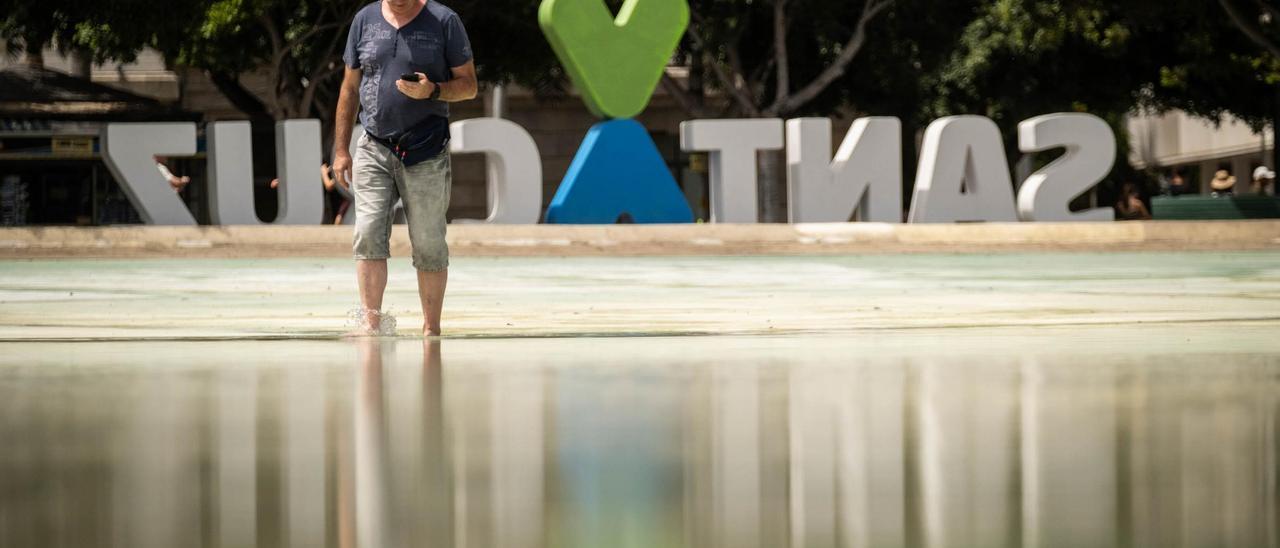 Una persona se refresca en el lago de Santa Cruz.
