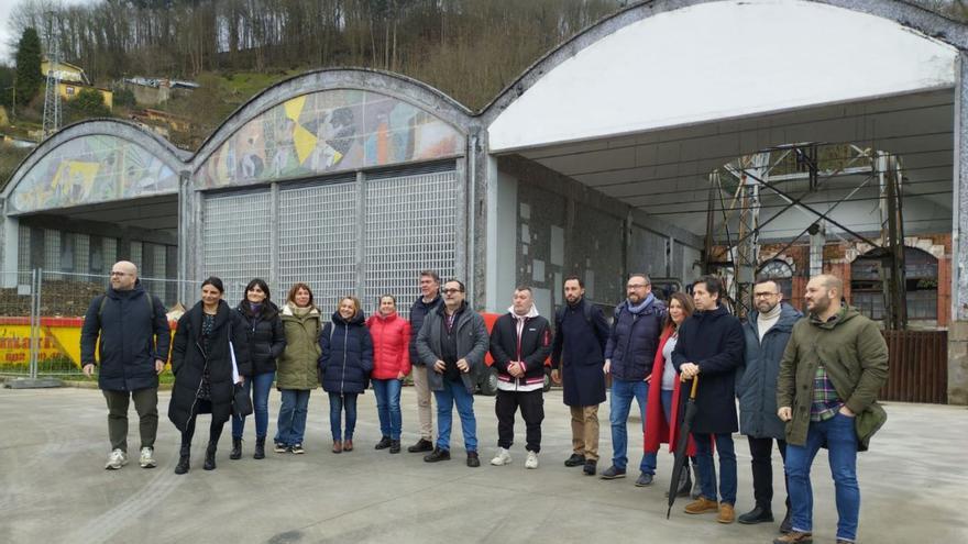 Asistentes a la puesta de largo del proyecto, ayer, en el pozo Fondón. | M. Á. G.