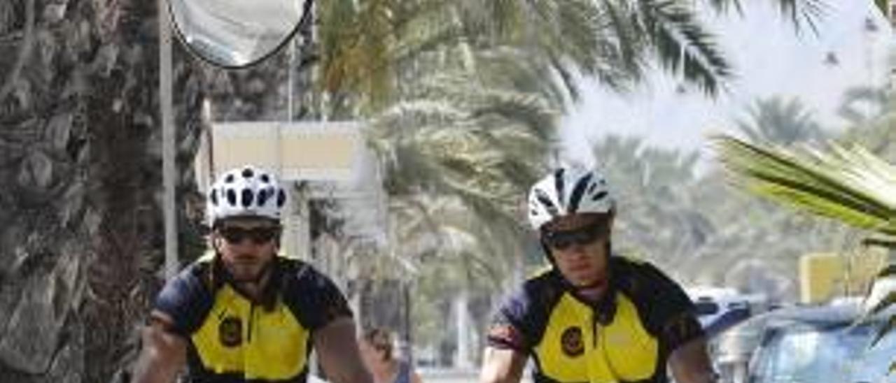 Dos agentes, patrullando en la playa de Arenales.