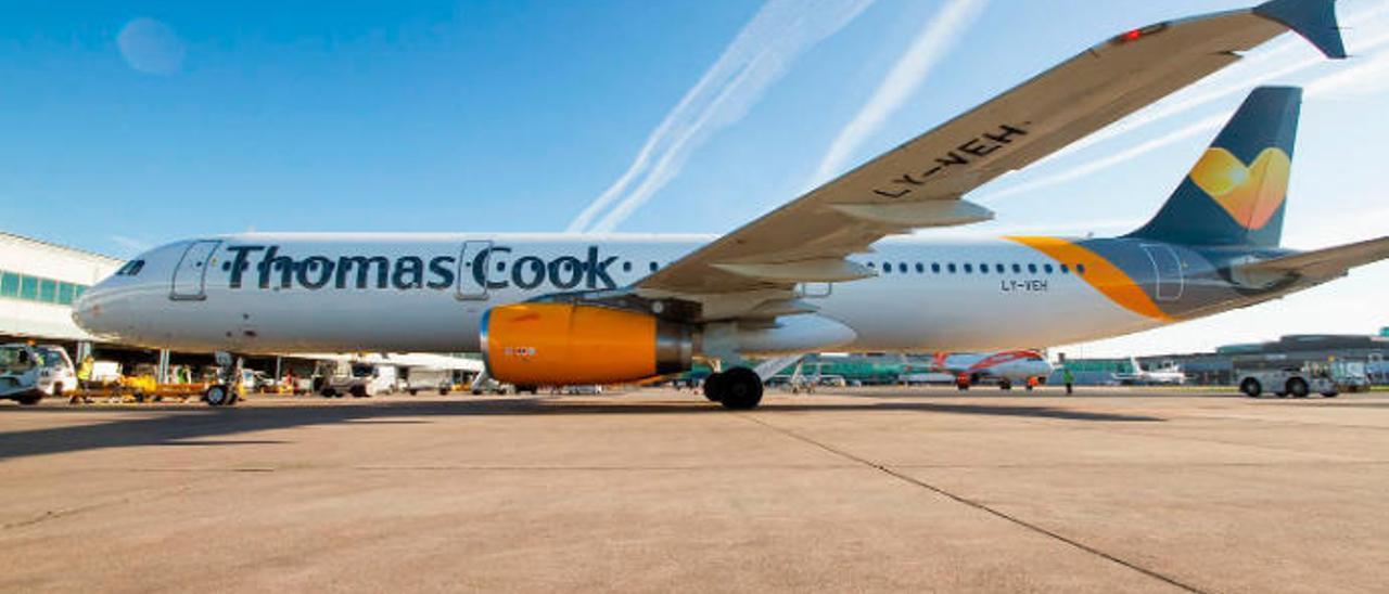 Un avión del turoperador alemán Thomas Cook, que de momento consigue contener su desplome en la Bolsa londinense.