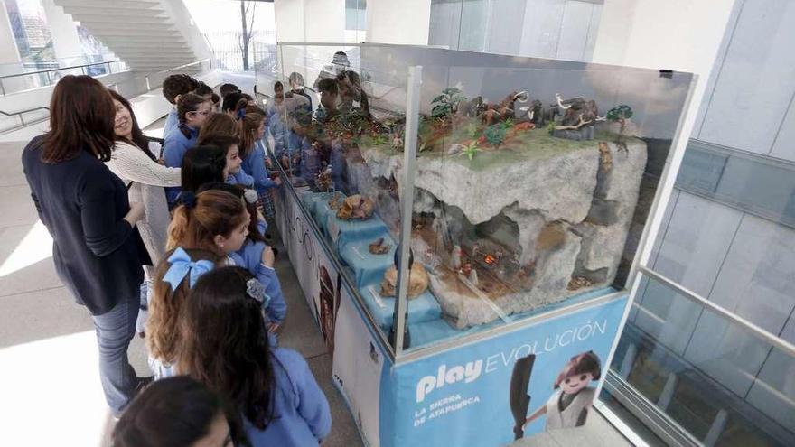 Escolares y sus profesoras contemplan la maqueta instalada ayer en el Sexto Edificio. // Gustavo Santos