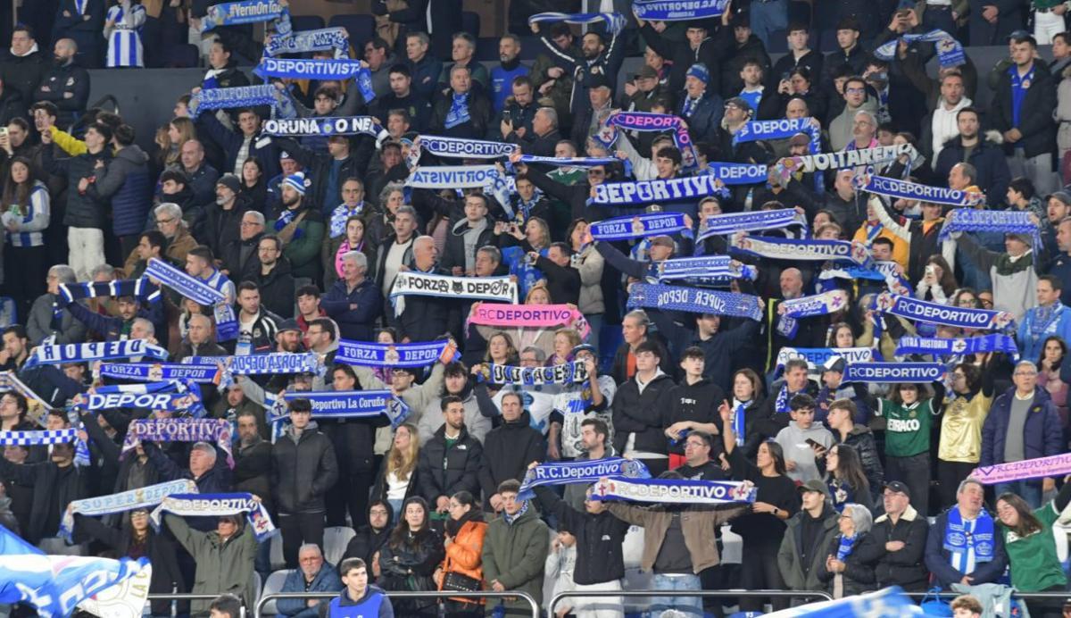 El ambiente dentro y fuera de Riazor a la hora del partido y la llegada del Atlético a Riazor. |  Carlos Pardellas/Casteleiro