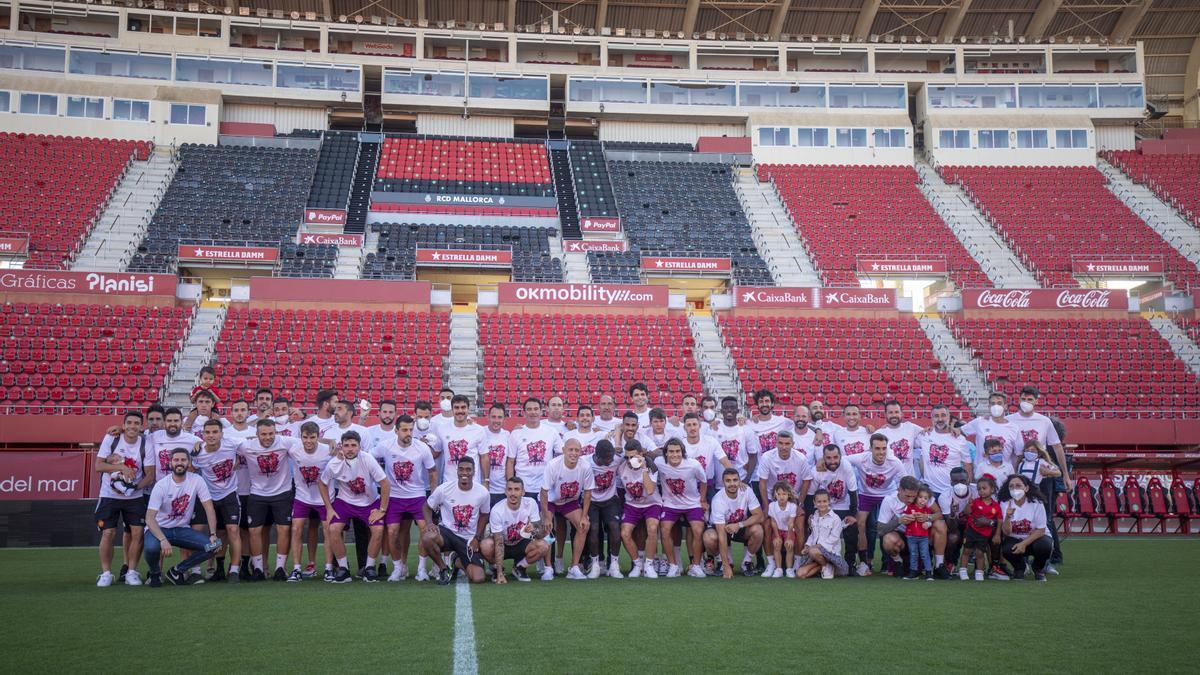 El equipo se ha hecho la foto de familia en el Estadi de Son Moix.