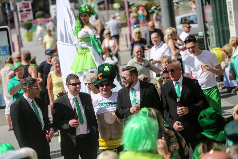 Cientos de turistas y vecinos celebran la fiesta nacional irlandesa y tiñen las calles de verde