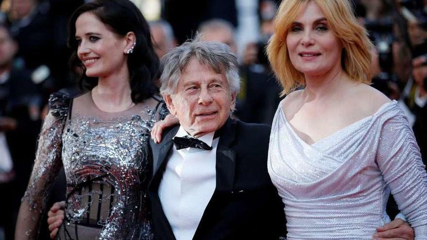 Polanski con su pareja, Emmanuelle Seigner (de blanco), y la actriz Eva Green, ayer, en Cannes.