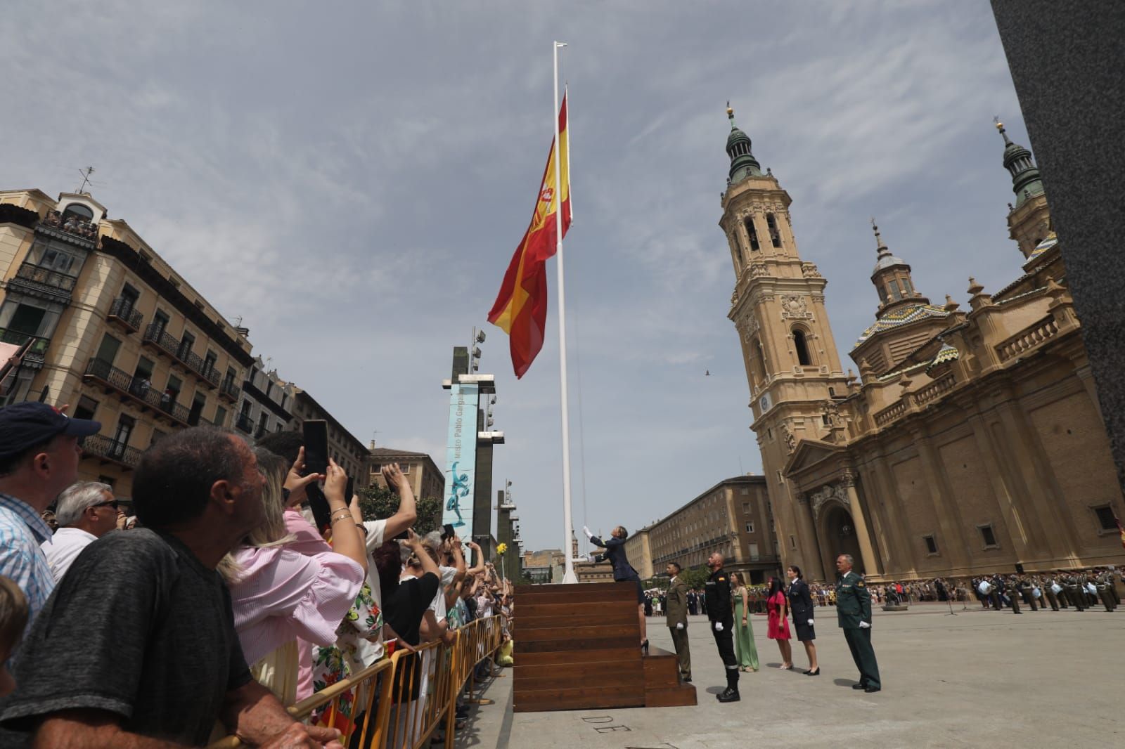 La plaza del Pilar se viste de rojigualda en el despliegue de una bandera de España de 54 metros cuadrados