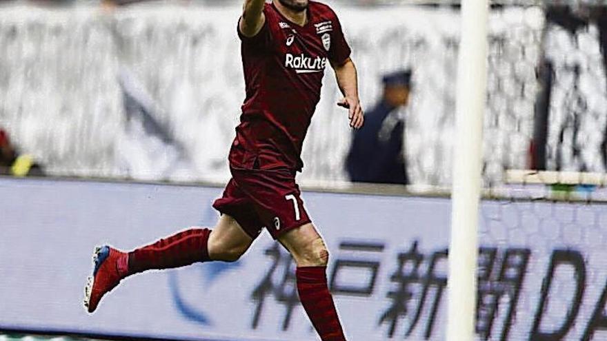 David Villa celebra su primer gol en Japón.