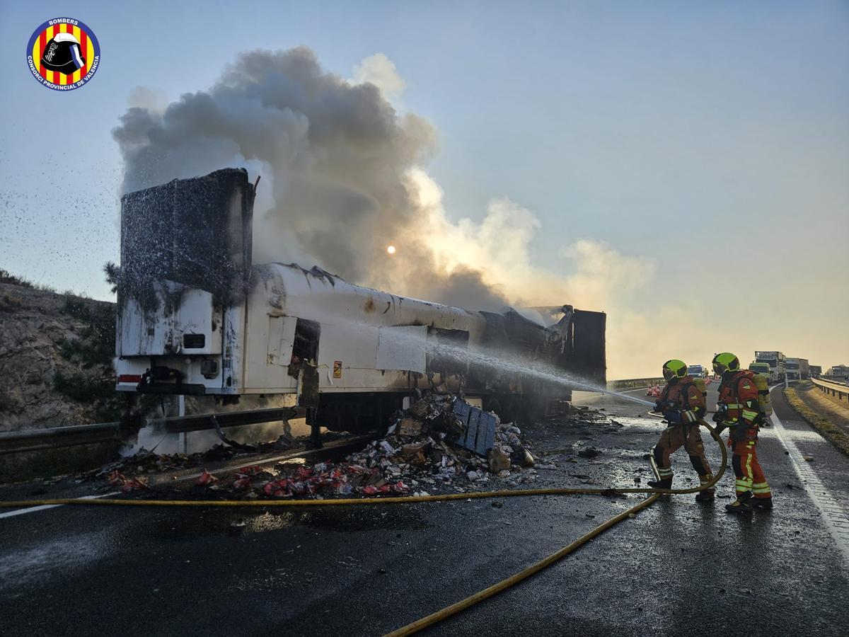 El camión siniestrado en Tavernes de la Valldigna.