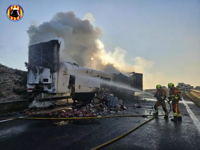 El incendio de un camión corta la AP-7 en Tavernes de la Valldigna con retenciones que llegan hasta Gandia