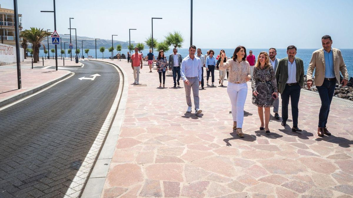 Las autoridades recorren ayer el nuevo paseo costero de Playa San Juan, en el municipio de Guía de Isora. | | E.D.