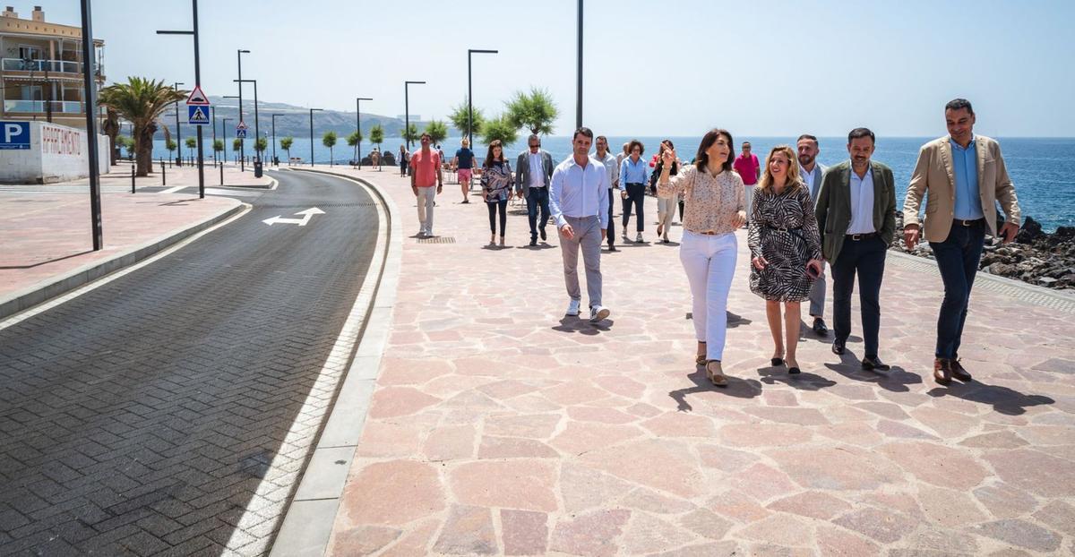Las autoridades recorren ayer el nuevo paseo costero de Playa San Juan, en el municipio de Guía de Isora. | | E.D.