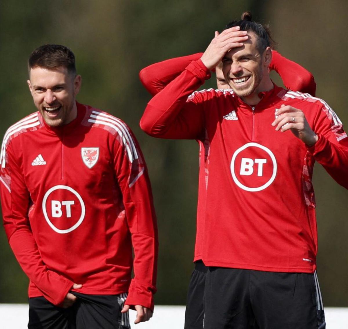 Bale (dcha.), sonriente, durante el ensayo de ayer de Gales. |  // REUTERS